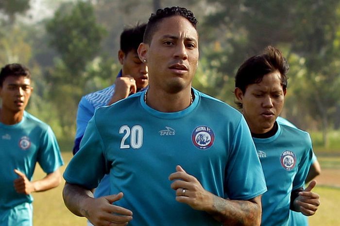 Juan Pablo Pino (Arema FC) sedang berlatih bersama rekan-rekannya.