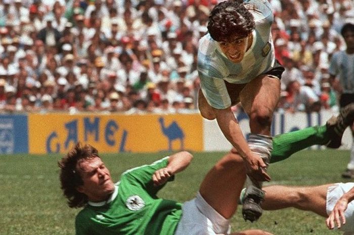 Lothar Matthaeus (kiri, bawah) berusaha melepaskan tackle terhadap Diego Maradona dalam duel final Piala Dunia di Azteca Stadium, Meksiko, 29 Juni 1986.