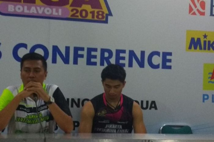 Pelatih tim bola voli Jakarta Pertamina Energi, Andri Widiyatmoko (kiri) dan Gunawan berbicara pada konferensi pers putaran kedua final four Proliga 2018 di GOR Sritex Arena, Solo, Sabtu (7/4/2018).
