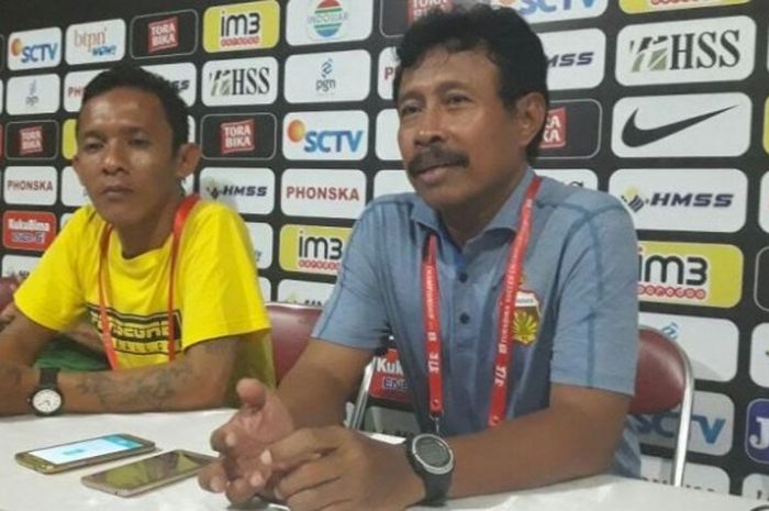 Pelatih Bhayangkara FC, Ibnu Grahan memberikan keterangan seusai timnya menahan tuan rumah Persegres di Stadion Tri Dharma Petrokimia, Gresik, Sabtu (12/11/2016) malam. 