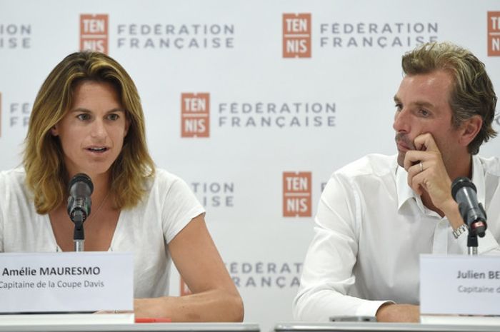 Eks petenis putri Prancis, Amelie Mauresmo (kiri), berbicara kepada media dalam konferensi pers penunjukkan dirinya sebagai kapten tim Piala Davis pada 2019 dan 2020 oleh Federasi Tenis Prancis.
