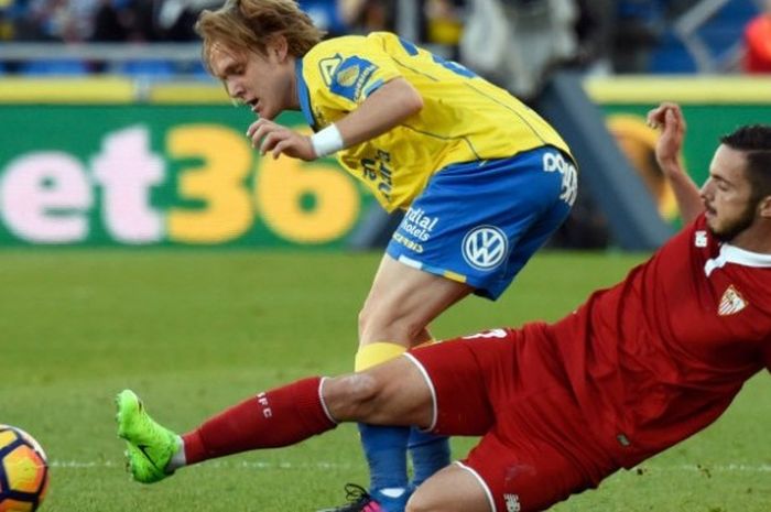 Pemain Las Palmas, Alen Halilovic (kostum kuning), dalam laga kontra Sevilla di Stadion Gran Canaria, 12 Februari 2017