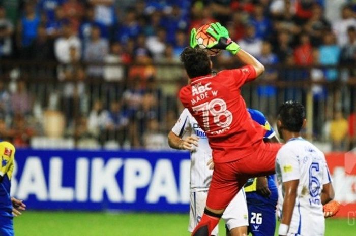 Kiper Persib, I Made Wirawan bekerja keras menghadapi gempuran pemain Persiba Balikpapan pada laga putaran pertama TSC di Stadion Persib pada 21 Mei 2016. 