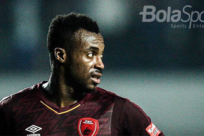 Striker PSM Makassar, Guy Junior, saat tampil melawan Persib Bandung pada pekan kesepuluh Liga 1 201