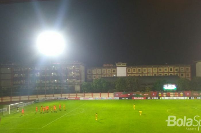 Suasana pertandingan antara Bhayangkara FC Vs Borneo FC, di Stadion PTIK, Jakarta Selatan, Minggu (27/5/2018).
