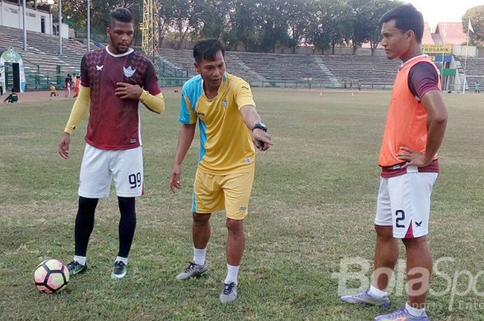 Penyerang Persegres, Patrick da Silva (kiri) dan Ade Suhendra (kanan) mendengarkan arahan asisten pelatih Persegres, Khusairi saat latihan di stadion Petrokimia, Rabu (9/8/2017) sore.