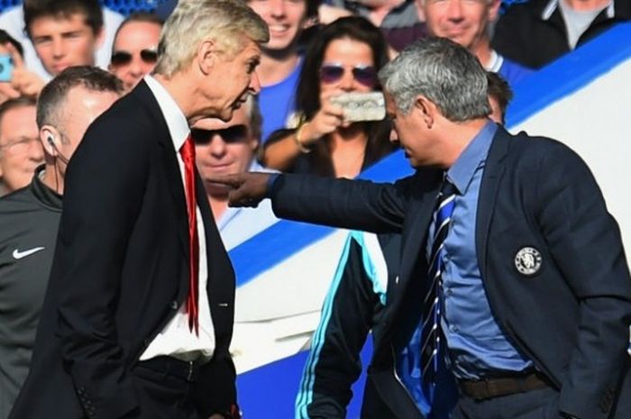 Pelatih Arsenal, Arsene Wenger, dan pelatih Chelsea, Jose Mourinho, saat bersua di Stamford Bridge pada 2014