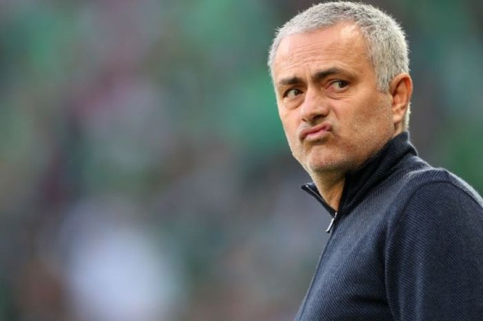 Ekspresi Manajer Manchester United, Jose Mourinho, dalam pertandingan leg 2 babak 32 besar Liga Europa menghadapi Saint-Etienne di Stade Geoffroy Guichard, Saint-Etienne, Prancis, pada Rabu (22/2/2017).