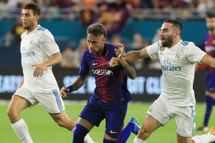 Striker FC Barcelona, Neymar (tengah), beraksi dalam laga International Champions Cup kontra Real Madrid di Hard Rock Stadium, Miami, Amerika Serikat pada 29 Juli 2017.