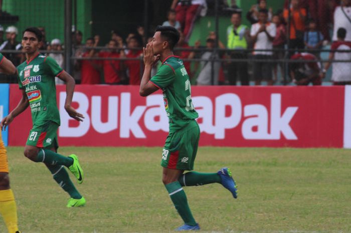 Selebrasi pemain PSMS, Suhandi, seusai mencetak gol ke gawang Bhayangkara FC di Stadion Teladan, Medan, Sabtu (31/3/2018). 