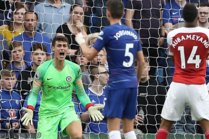 Kiper Chelsea, Kepa Arrizabalaga (kiri), bereaksi dalam partai Liga Inggris melawan Arsenal di Stanford Bridge, London, 18 Agustus 2018.