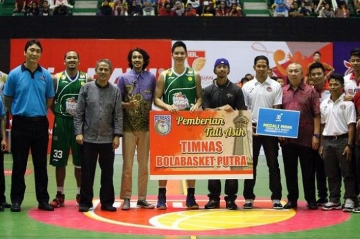 Timnas Basket SEA Games 2015 ketika menerima tali asih dari penggemar di GOR Amongrogo, Yogyakarta, Jumat (26/2/2016).