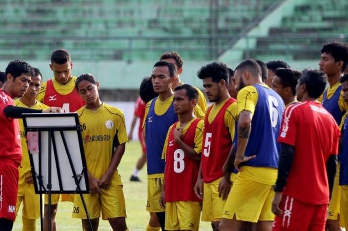 Para pemain Semen Padang, Nilmaizar, memperhatikan instruksi pelatih Nilmaizar pada sesi latihan tim jelang laga perempat final Piala Presiden 2017.