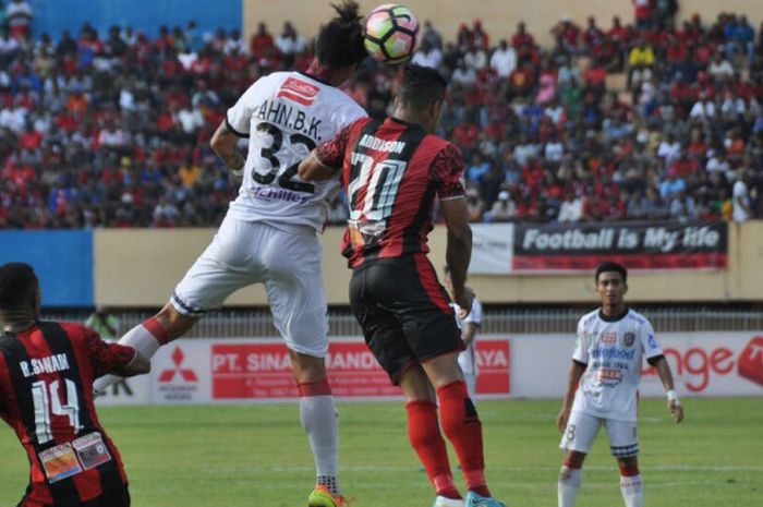 Penyerang Persipura Jayapura, Addison Alves, berusaha merebut bola dari pemain Bali United saat kedua tim bertemu pada Liga 1 di Stadion Mandala, Jayapura, Rabu (9/8/2017). 