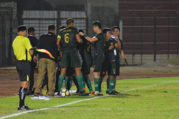 Selebrasi gol Ahmad Nufiandani di laga PS Tira Vs Persela di Stadion Sulta Agung, Bantul, Minggu (28/10/2018)