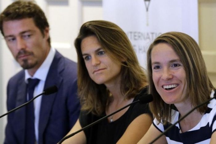 Tiga mantan petenis nomor satu dunia, Justine Henin (kanan), Amelie Mauresmo (tengah), dan Marat Safin (kiri), saat menghadiri konferensi pers induksi International Tennis Hall of Fame di Newport, Amerika Serikat, Sabtu (16/7/2016) waktu setempat atau Minggu (17/7/2016).