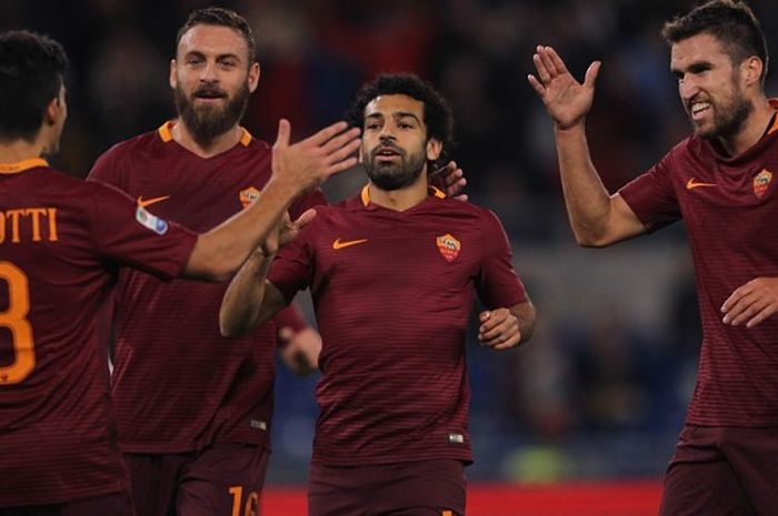 Pemain AS Rroma melakukan selebrasi seusai upaya Mohamed Salah membuat timnya unggul 1-0 atas Bologna di Stadion Olimpico, Minggu (6/11/2016) waktu setempat.