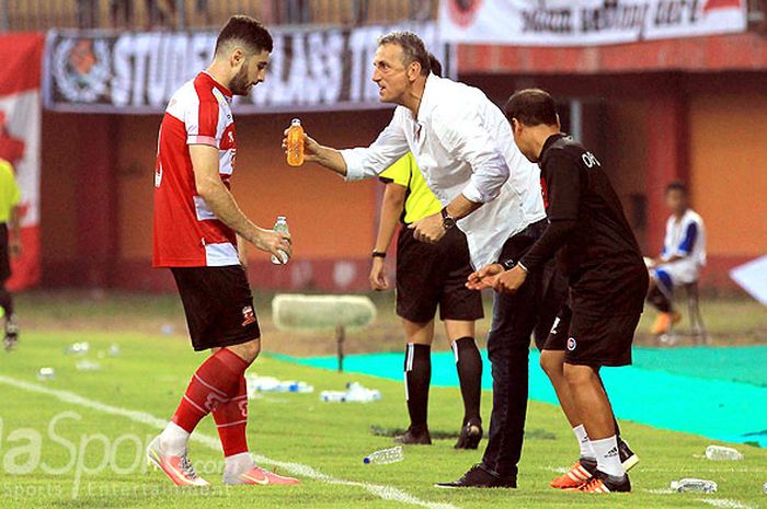 Pelatih Madura United, Milomir Seslija, memberi semangat kepada pemainnya, Nuriddin Davronov, saat melawan Arema FC pada pekan kelima Liga 1 2018 di Stadion Gelora Ratu Pamellingan Pamekasan, Jawa Timur, Sabtu (21/04/2018) sore.
