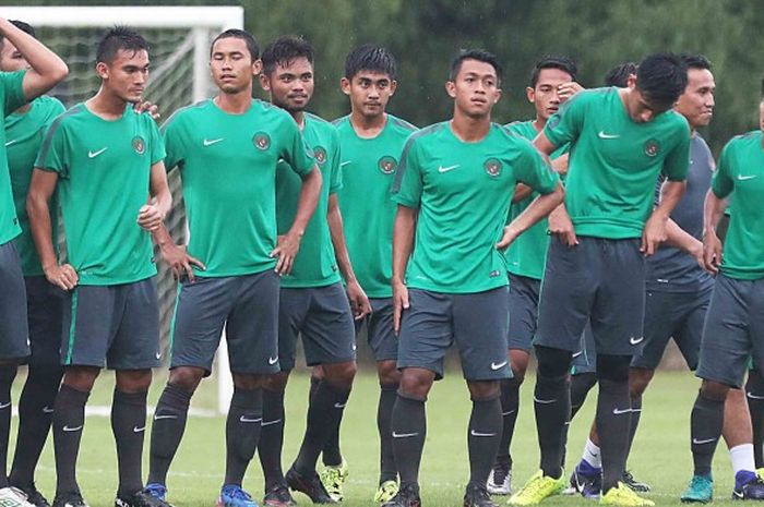 Para pemain seleksi Indonesia U-22 tahap pertama saat menunggu instruksi Luis Milla di Lapangan Sekolah Pelita Harapan (SPH), Karawaci, Tangerang, Rabu (22/2/2017).