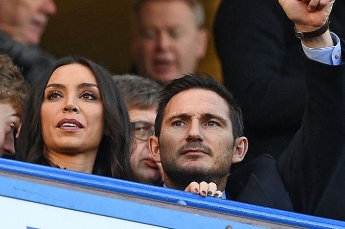 Frank Lampard bersama istrinya, Christine Bleakley, menyaksikan langsung pertandingan Premier League antara Chelsea dan West Bromwich Albion, di Stadion Stamford Bridge, 11 Desember 2016.