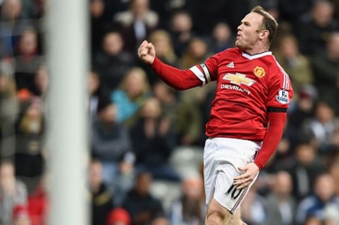 Striker Manchester United, Wayne Rooney, merayakan gol ketiga timnya dalam laga imbang 3-3 kontra Newcastle (12/1/16).