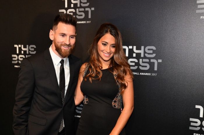 Megabintang FC Barcelona, Lionel Messi, berpose bersama istrinya, Antonella Roccuzzo, dalam acara The Best FIFA Football Awards di London, Inggris, pada 23 Oktober 2017.