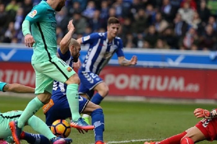 Kiper Alaves, Fernando Pacheco, mencoba menahan bola yang diperebutkan dua penyerang Barcelona, Luis Suarez dan Lionel Messi, Sabtu (11/2/2017). 