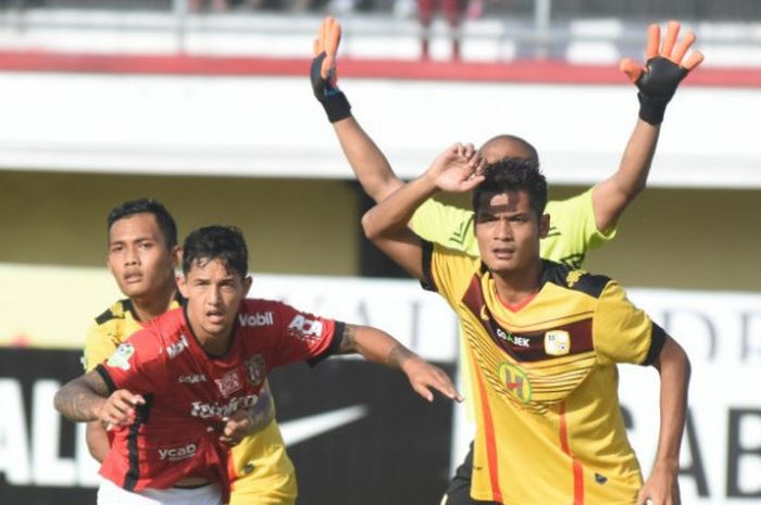 Penyerang Bali United, Irfan Bachdim di antara tiga pemain Barito Putera yaitu Muhammad Rifqi, kiper Aditya Harlan, dan Fajar Handika (dari kiri ke kanan) pada laga Liga 1 musim 2017 di Stadion Kapten I Wayan Dipta, Gianyar pada 14 Juli 2017. 