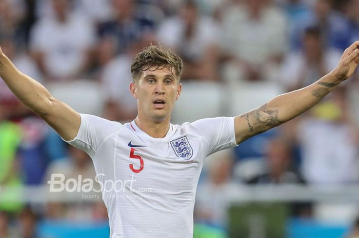 Bek timnas Inggris, John Stones, bereaksi pada laga Piala Dunia 2018 kontra Belgia di Stadion Kalini