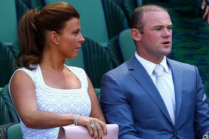 Striker Manchester United, Wayne Rooney (kanan), terlihat di tribun penonton pertandingan final tuanggal putera grand slam Wimbledon yang mempertemukan Andy Murray dengan Novak Djokovic bersama sang istri, Coleen, di All England Lawn Tennis and Croquet Club, London, Inggris, pada 7 Juli 2013.