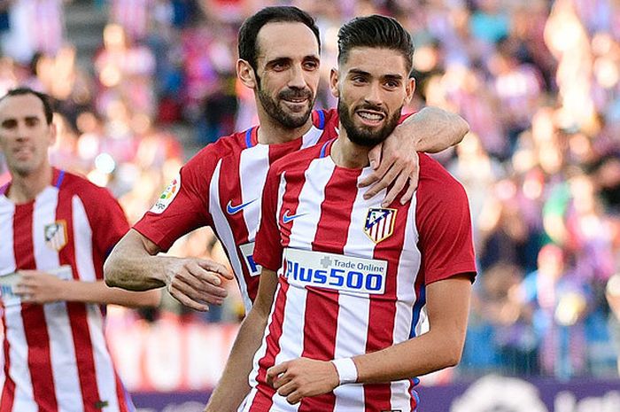 Gelandang Atletico Madrid, Yannick Ferreira Carrasco (kanan), merayakan gol bersama rekan setimnya, Juanfran, seusai mencetak gol ke gawang Osasuna dalam laga lanjutan Liga Spanyol 2016-2017 di Stadion Vicente Calderon, Madrid, Spanyol, pada 15 April 2017.