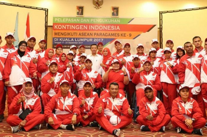 Menpora Imam Nahrawi berpose dengan kontingen Indonesia yang akan mengikuti ASEAN Paragames di Hotel Lor Inn, Solo, Selasa (12/9/2017).