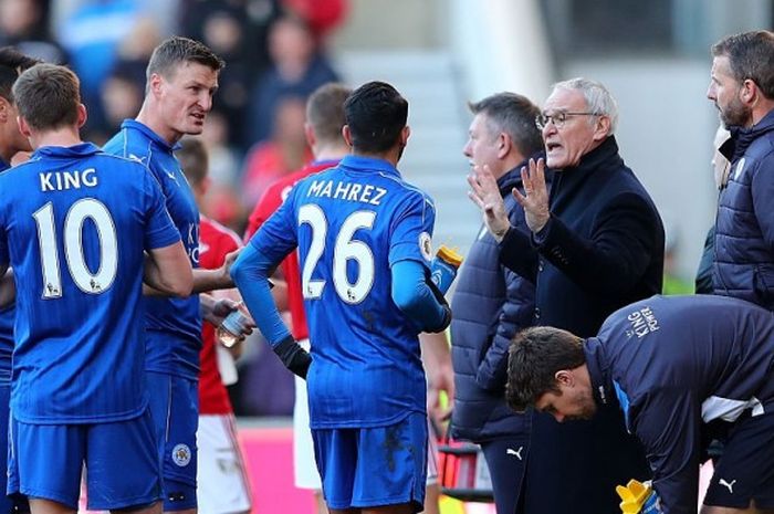 Manajer Leicester City, Claudio Ranieri (ketiga dari kanan), memberikan arahan kepada pemainnya dalam laga Premier League kontra Middlesbrough di Riverside Stadium, 2 Januari 2017.