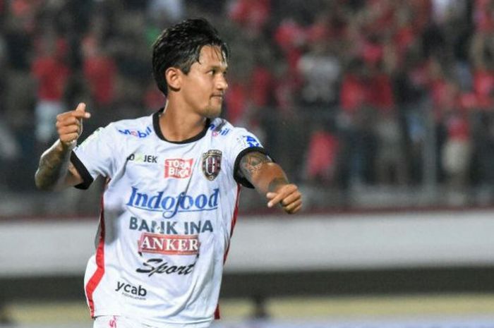   Penyerang Bali United, Irfan Bachdim, merayakan golnya seusai membobol gawang Perseru Serui pada Senin (25/9/2017).   
