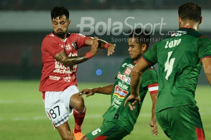 Bek PSMS Medan, M. Robby (tengah), berusaha menghentikan pergerakan pemain Bali United, Stefano Lilipaly, dalam duel Liga 1 2018 di Stadion Kapten I Wayan Dipta, Sabtu (24/3/2018)