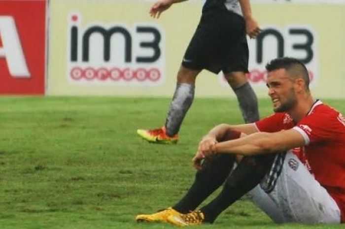 Striker Bali United, Nemanja Vidakovic duduk dengan menahan kecewa seusai timnya dikalahkan PSM Makassar di Stadion Kapten I Wayan Dipta, Gianyar, Selasa (6/12/2016) sore. 