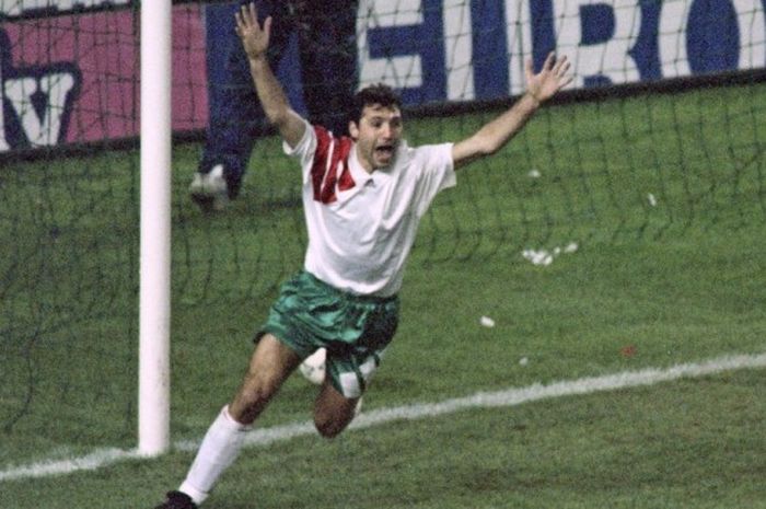 Aksi Hristo Stoichkov dalam pertandingan Kualifikasi Piala Dunia 1994 melawan Prancis di Parc des Princes,  17 November 1993. 