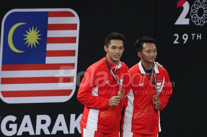  Pebulu tangkis tunggal putra Indonesia, Jonatan Christie, berpose dengan medali emas yang didapat setelah memenangi laga final SEA Games 2017 bersama peraih medali perunggu Ihsan Maulana Mustofa (Indoensia). Jonatan menang atas Khosit Phetradab (Thailand), 21-19, 21-10 pada partai final yang berlangsung di Axiata Arena, Bukit Jalil, Selasa (29/8/2017). 