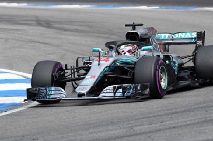 Pebalap Mercedes, Lewis Hamilton, saat menjalani balapan GP Jerman di Hockenheimring, Minggu (22/7/2018).