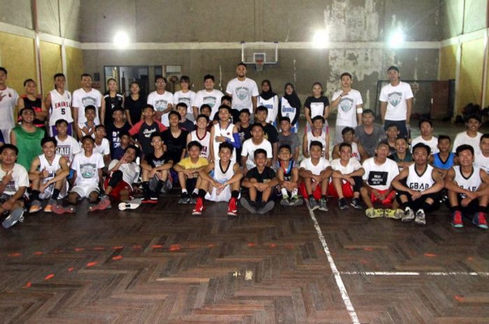 Para remaja Depok berlatih bersama pebasket nasional dari Pelita Jaya, Adhi Pratama, di sebuah GOR Hadi Mampang, Depok, Jawa Barat, Rabu (2/8/2017).