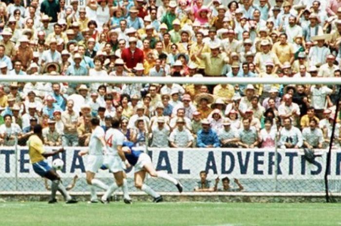 Aksi penyelamatan kiper Inggris, Gordon Banks, dalam laga Piala Dunia 1970 melawan Brasil di Estadio