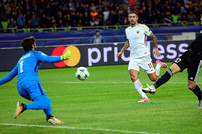 Gelandang Qarabag, Pedro Henrique, mencetak gol ke gawang AS Roma dalam laga lanjutan Grup C Liga Champions 2017-2018 di Baku, pada 27 September 2017.
