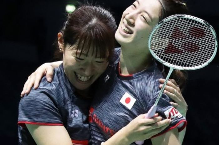 Ganda putri Jepang, Shiho Tanaka (kiri) dan Koharu Yonemoto berpelukan saat memastikan kemenangan di hari ketiga BWF Superseries Finals 2017, Jumat (15/12/2017).