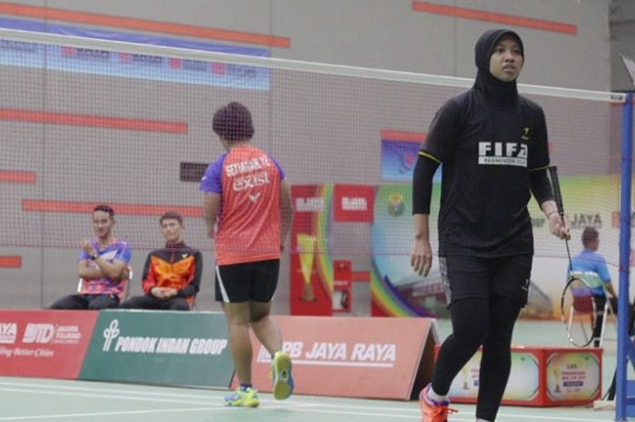 Pebulu tangkis tunggal putri Fifa Badminton Club, Rakhmatul Fuadah (berkaos hitam) saat di akhir gim ketiga Jaya Raya Cup 2018 di GOR Jaya Raya, Bintaro, Rabu (24/10/2018).