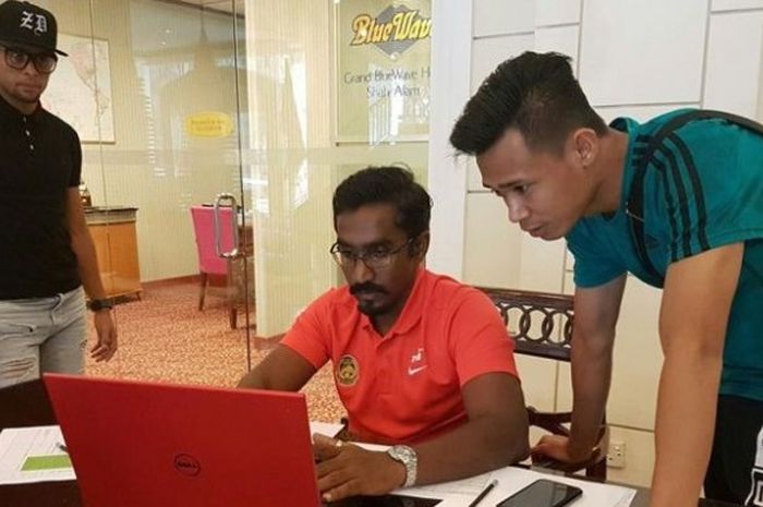 Dua pemain Selangor FA, Hazwan Bakri (kanan) dan Zaquan Adha (kiri) mendaftar di tempat penginapan sebelum gabung latihan timnas Malaysia untuk laga kontra Indonesia pada Senin (29/8/2016) pagi. 