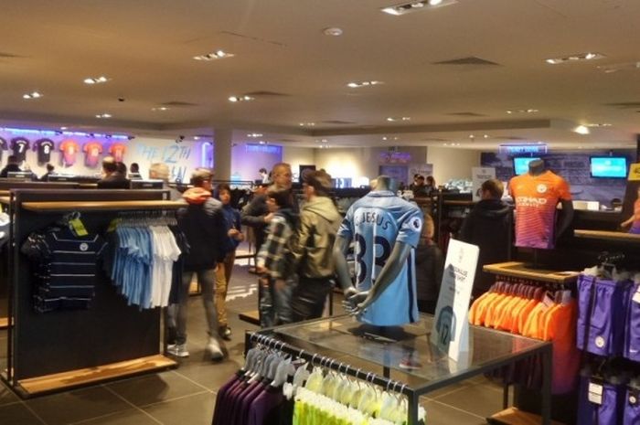 Beragam pilihan merchandise menarik dijual di City Store, Manchester, Inggris, pada Sabtu (6/5/2017).