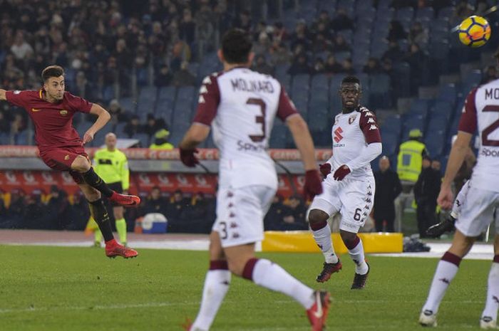 Pemain sayap AS Roma, Stephan El Shaarawy (kiri), melepaskan tembakan dalam laga babak 16 besar Coppa Italia kontra Torino di Stadion Olimpico, Roma, pada 20 Desember 2017.