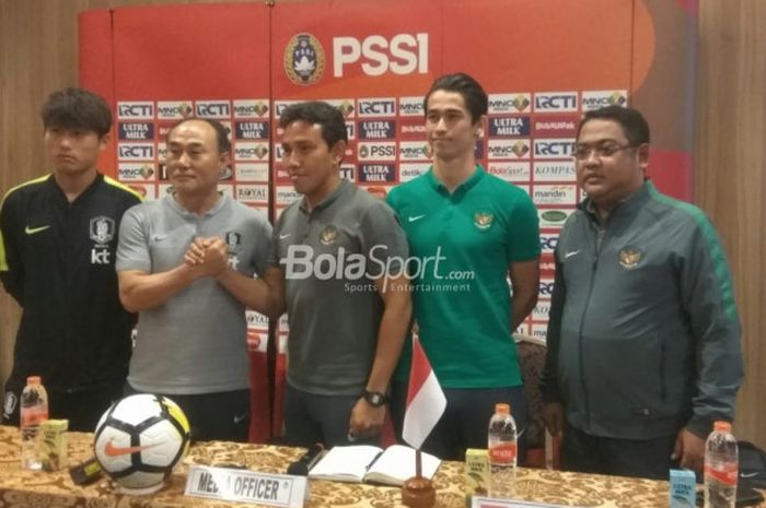 Pelatih timnas U-23 Korea Selatan dan Asisten pelatih timnas U-23 Indonesia, Kim Hak-bum serta Bima Sakti, dalam jumpa pers di Hotel Alana, Bogor, Jumat (2/6/2018).