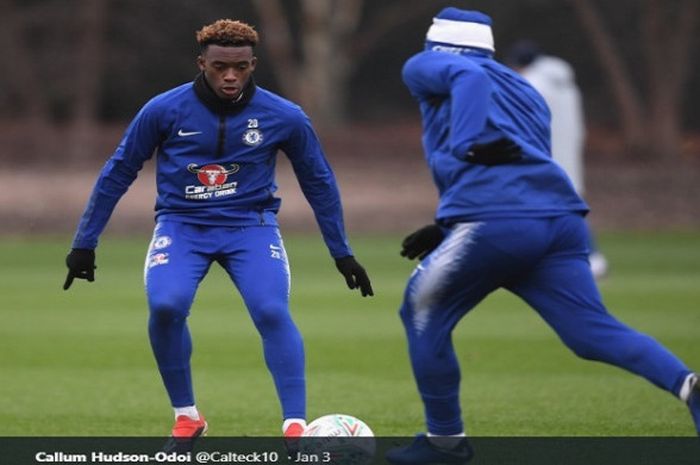 Winger Chelsea, Callum Hudson-Odoi, sedang berlatih di Cobham Training Center, Surrey,  Inggris, pada 3 Januari 2019