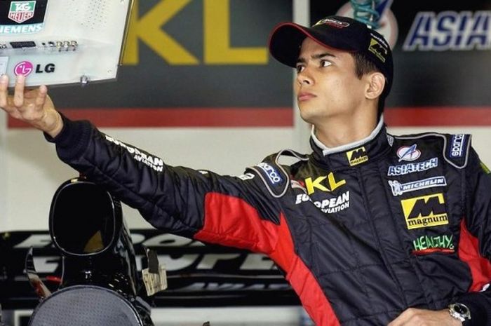 Pebalap Minardi dari Malaysia, Alex Yoong, mengecek layar monitor di garasi Sirkuit Melbourne Grand Prix, Albert Park, 28 Februari 2002. Yoong dan tim tengah bersiap untuk GP Australia, 1-3 Maret.